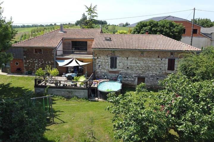 Gîte pour 6 personnes, avec jardin ainsi que piscine et vue, adapté aux familles dans Boudou