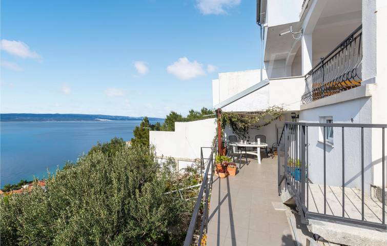 Ganze Ferienwohnung, Gemütliche Wohnung mit Terrasse, WLAN und Parkplatz, 1,5 km vom Strand entfernt in Pisak, Omis-Riviera