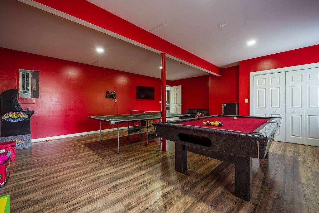 Huge screened porch/ Jacuzzi / Game room/ Trampoline/ Fire pit / Lake access in Blakeslee, Monroe County (PA)