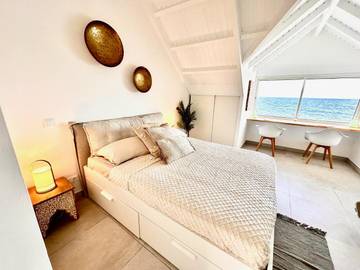 Gîte pour 2 personnes, avec piscine ainsi que terrasse et vue dans Nettlé Bay