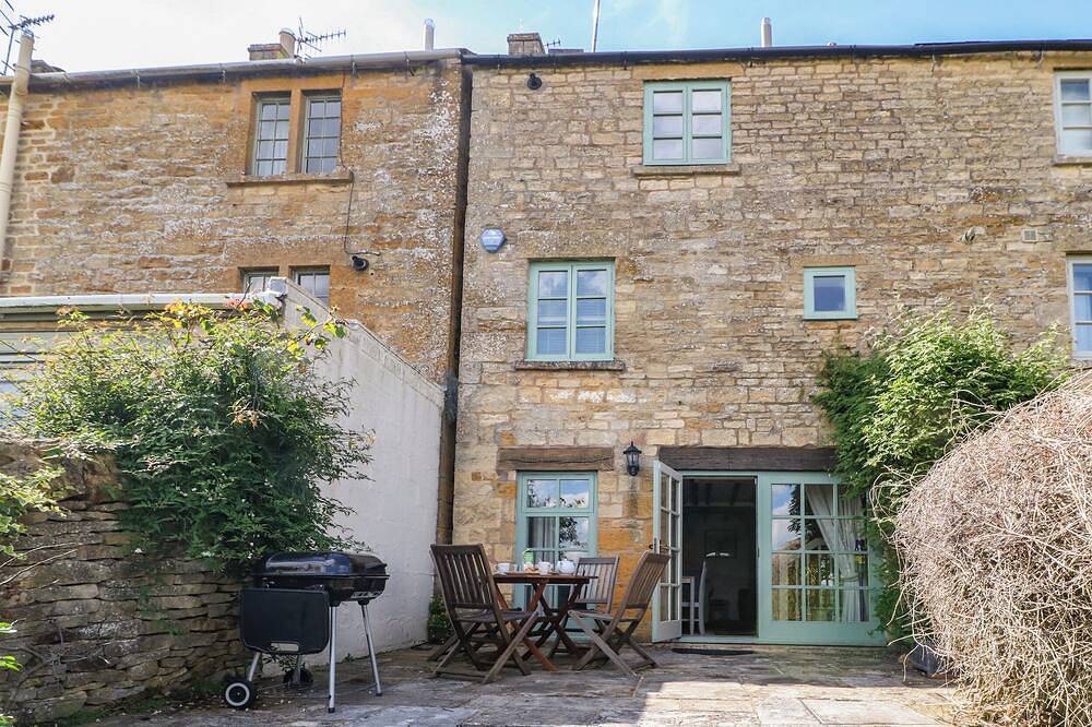 Red Fawn Cottage, pet friendly, character holiday cottage in Blockley in Blockley, Gloucestershire