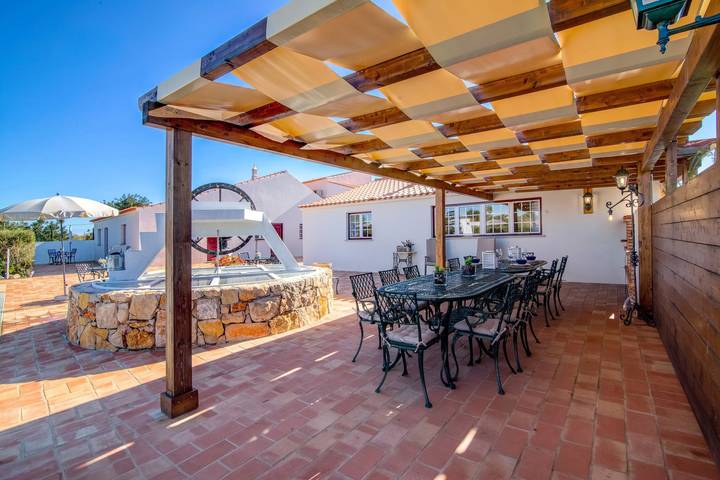 Maison de vacances 'Villa Oliva Al - T2' avec vue sur les montagnes, terrasse, piscine, Wi-Fi et A/C in Moncarapacho e Fuseta, Parque Natural da Ria Formosa