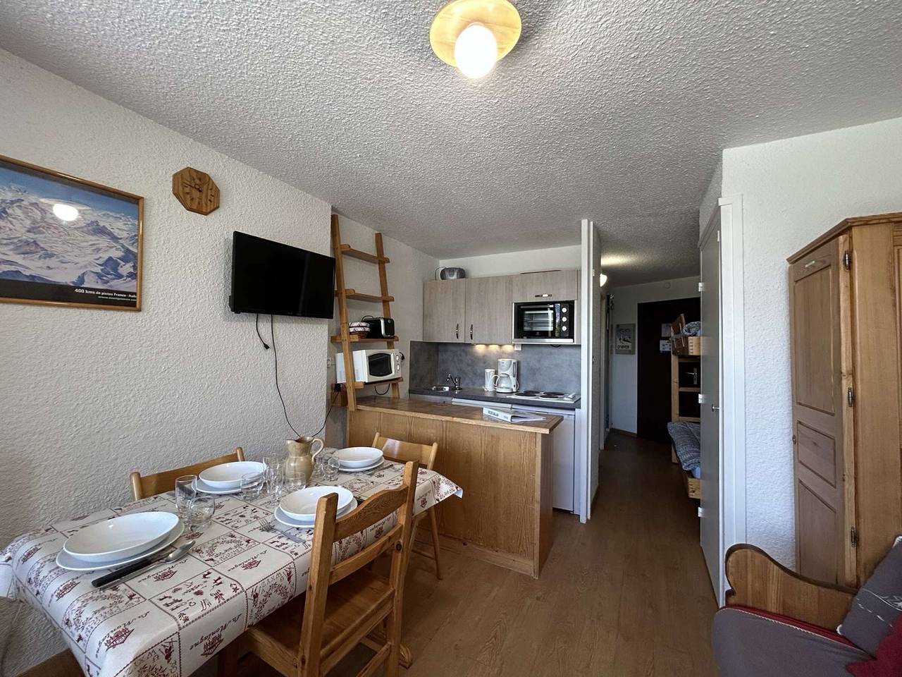 Entire apartment, Cozy Studio with Balcony, Near Slopes, Sleeps 4, Montgenèvre in Montgenèvre, Briançon region