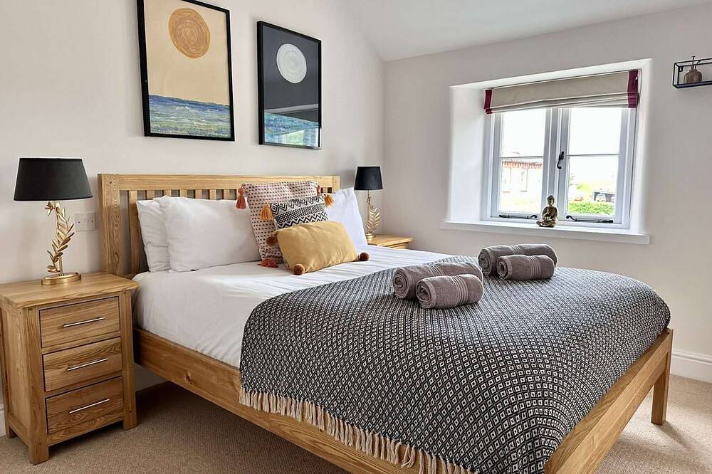 Wild Strawberry Cottage is a charming hideaway within a peaceful courtyard in Burnham Market, Norfolk Coast