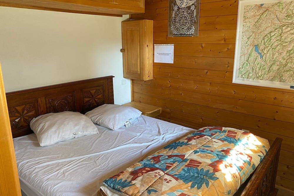 Chalet \"6p Classic - L'Érable\" with Mountain View, Private Terrace & Wi-Fi in Verchaix, Bonneville region