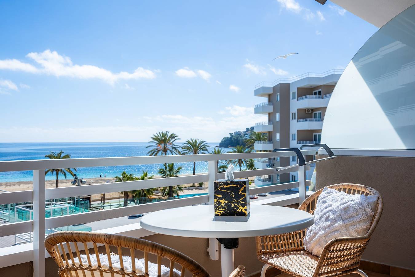 Appartement 'First Line Cosy' avec vue sur mer, Wi-Fi et climatisation in Magaluf, Calvià