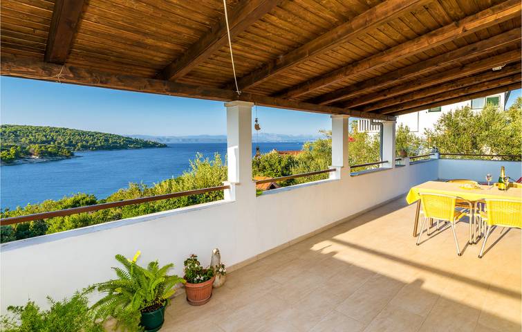 Ganze Ferienwohnung, Apartment am Meer mit Terrasse, WLAN und Parkplatz – 100 m bis zur Küste in Necujam, Solta