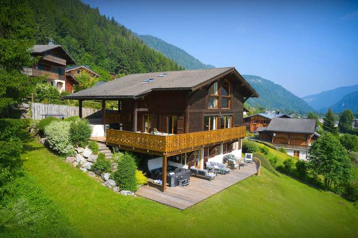Chalet pour 12 personnes, avec sauna ainsi que jardin et jacuzzi, animaux acceptés