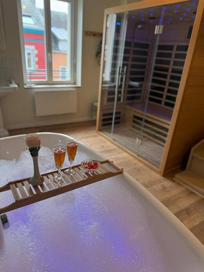 Gîte pour 4 personnes, avec jacuzzi ainsi que terrasse et sauna à Pré-en-Pail