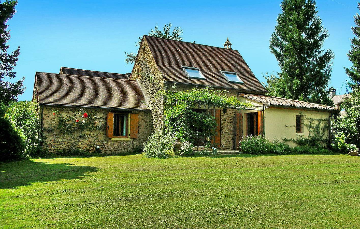 Appartement de luxe au bord de la piscine avec chaise longue à La Chapelle in La Chapelle-Aubareil, Périgord Noir