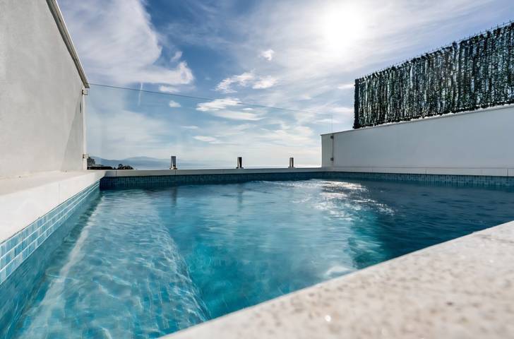 Villa with Private Pool and Sea Views, Near Airport and Beach for 6 Guests in El Pinar Torremolinos, Torremolinos