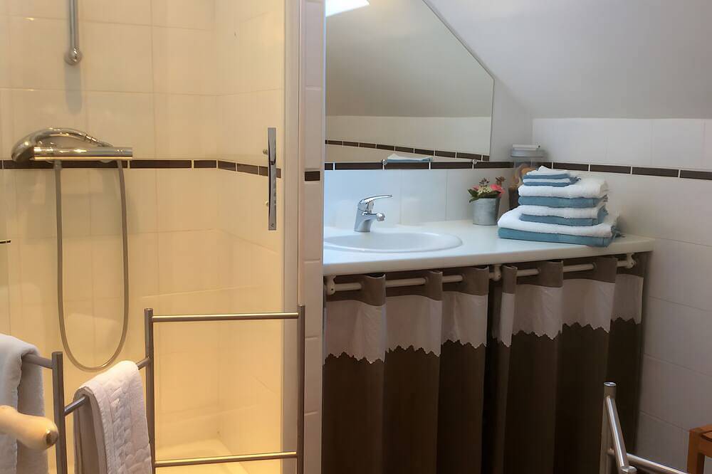 Holiday Home 'La Ville Es Anougiers' with Private Terrace, Private Garden and Wi-Fi in Ploubalay, Dinan region