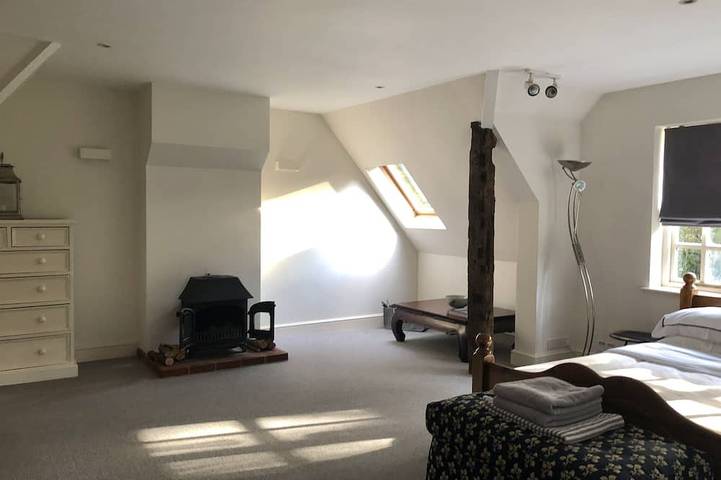 Beautiful S.Downs Cottage w/pool,tennis and a private gate leads onto the Downs. in Milland, South Downs