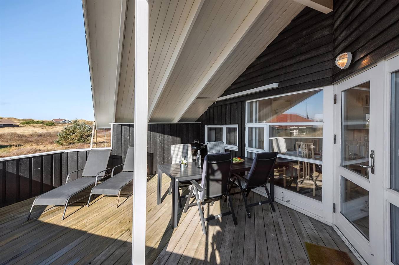 Amazing home in Hvide Sande w/ 4 Bedrooms, Sauna and Wifi in Skodbjerge, Haurvig