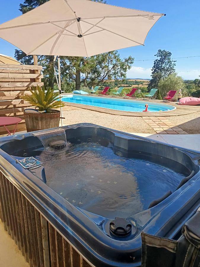 Gîte pour 2 personnes, avec Jacuzzi et Terrasse ainsi que Jardin et Piscine à Lombers