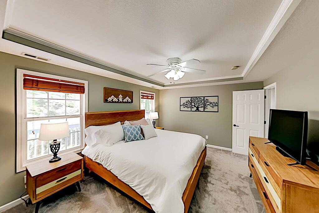 Dog-friendly Storybook Mountain retreat with hot tub, yard in Blue Ridge Parkway, Buncombe County