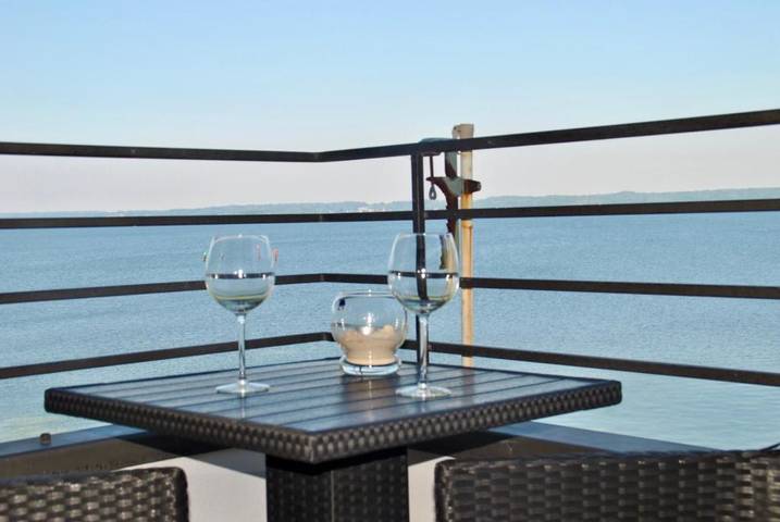 Ferienwohnung für 2 Personen, mit Balkon und Garten sowie Seeblick und Ausblick in Schausende