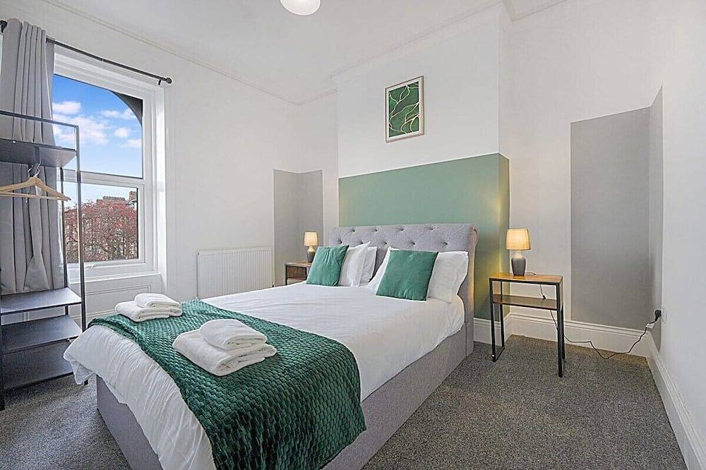 Cozy Home in Avenue Terrace, Sleeps 8 in Sunderland