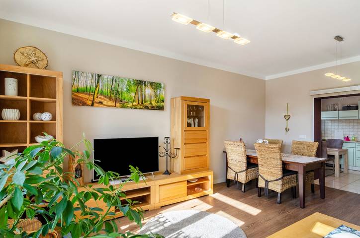 Ganze Wohnung, Ferienwohnung Theo im Ferienhaus "Alte Schule" mit Bergblick, Gemeinschaftsterrasse und Wi-Fi in Region Eichsfeld