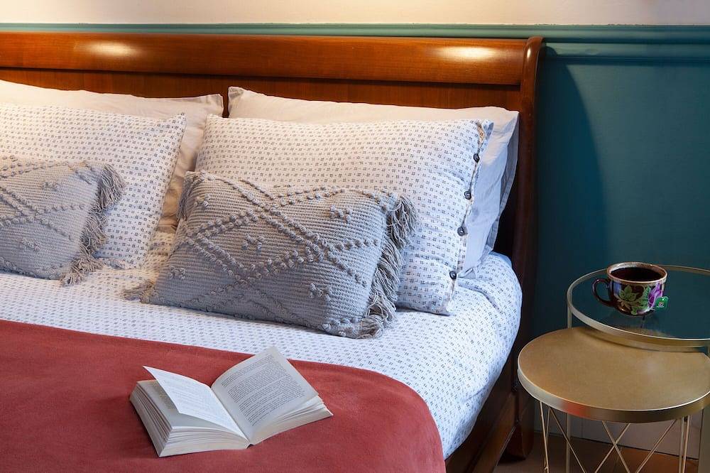 Ganze Wohnung, Apartment with fireplace and private terrace overlooking the beautiful panorama in Rovenna, Cernobbio