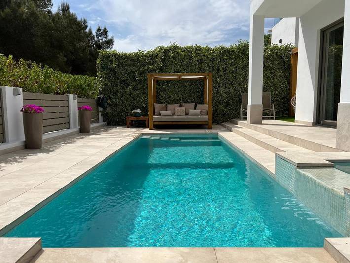 Location de vacances pour 7 personnes, avec jardin et vue ainsi que piscine et bassin pour enfant à Cala Llonga - 4