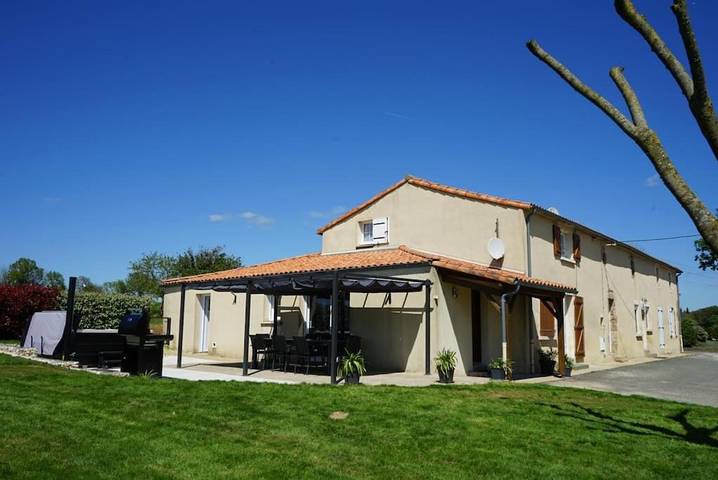 Location de vacances pour 12 personnes, avec jacuzzi ainsi que sauna et jardin, adapté aux familles à Le Boupère - 2