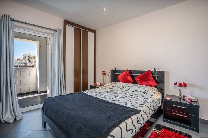 Appartement entier, Appartement 'Carpe Diem' avec balcon, Wi-Fi et climatisation in Praia da Rocha, Portimão