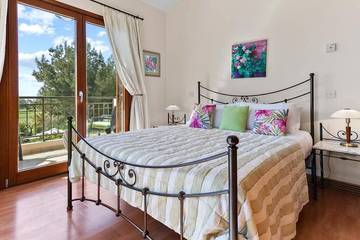 Villa for 4 People in Aphrodite Hills, South Cyprus, Photo 2