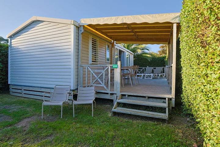Caravane pour 6 personnes, avec balcon/terrasse ainsi que terrasse et vue sur le lac dans Côte de Granit Rose