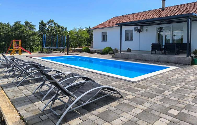 Gemütliche 2-Zimmer-Wohnung mit Pool und Terrasse, 1,5 km vom Fluss Ričina entfernt in Imotski, Makarska Riviera