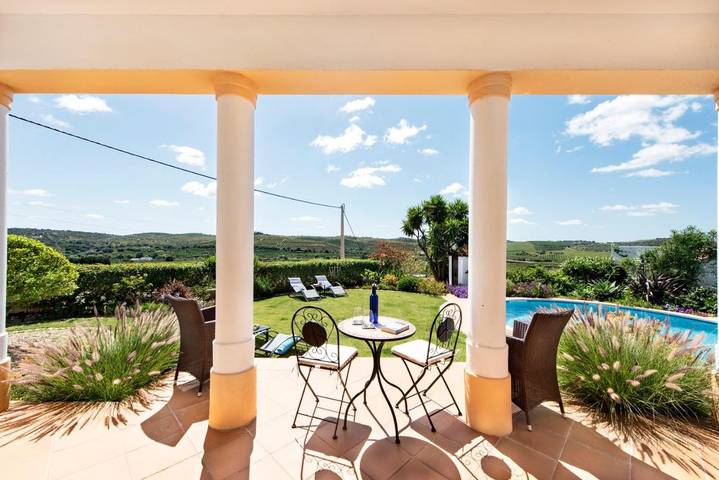 Villa para 6 pessoas, com terraço e vista e ainda piscina and jardim, com animais de estimação em Silves