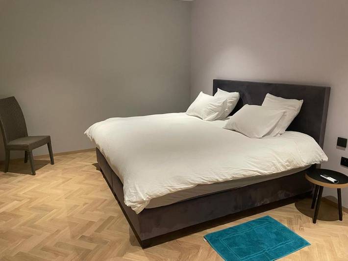 Location de vacances pour 2 personnes, avec terrasse et vue ainsi que piscine et jardin à Tour-de-Faure - 4