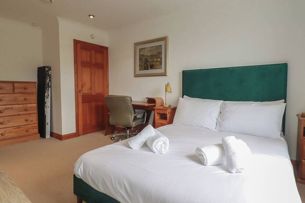 Lowenna, country holiday cottage in Newquay in Watergate Bay, Newquay