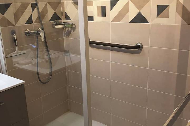Entire apartment, T1 33m very bright, elevator, balcony, private parking, close to shops in Bagnoles-de-l'Orne, Parc naturel régional Normandie-Maine