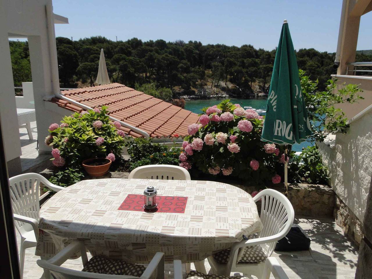 Hel ferieleilighet, Holiday apartment with terrace and sea view  in Primosten, Šibenik-Knin