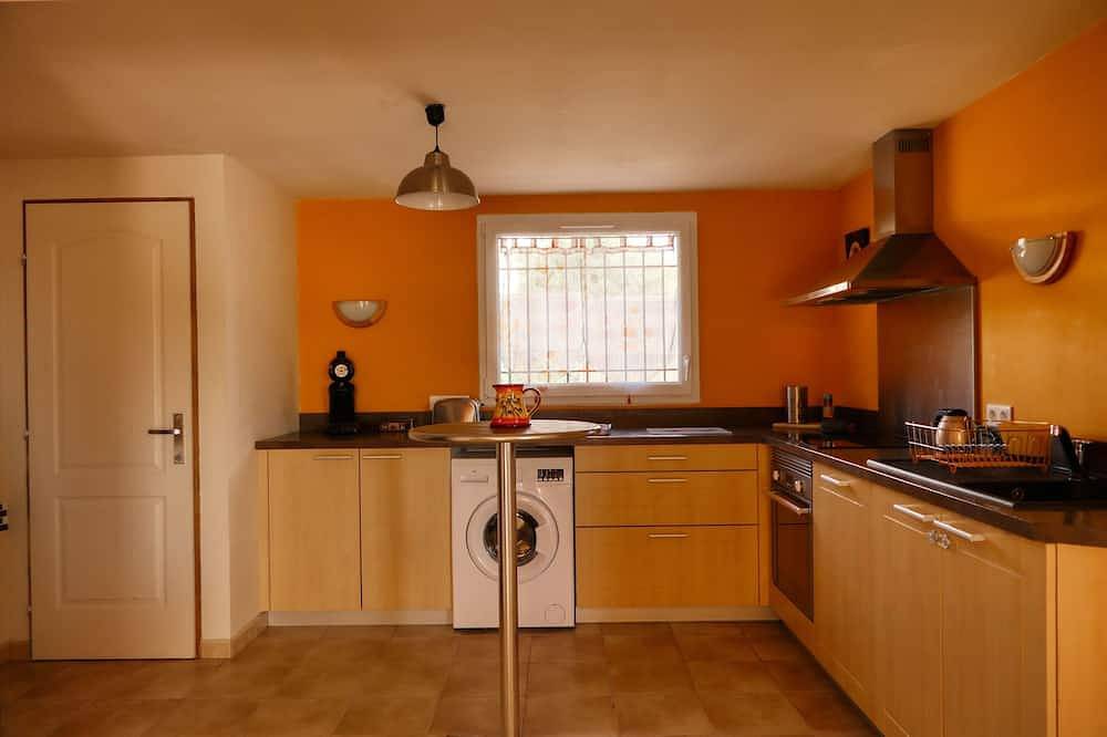 Away from the hustle and bustle, set down your suitcases in this Mas reserved for Tourisme de Charme! in Piolenc, Vaucluse
