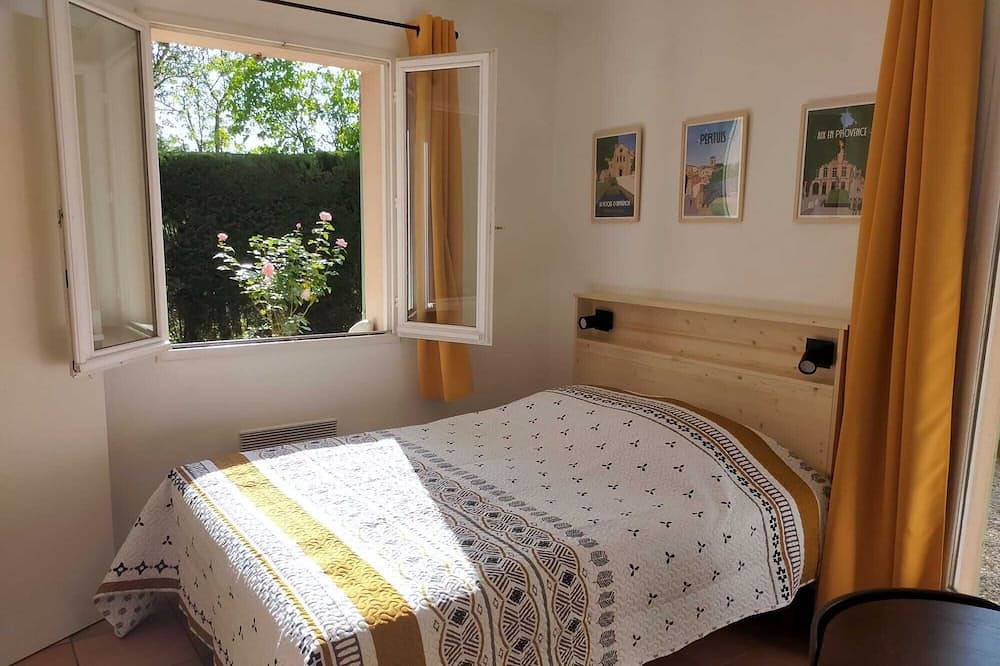 Appartement entier, Studio au pied du Luberon au calme avec les oiseaux et les écureuils in Pertuis, Parc naturel régional du Luberon