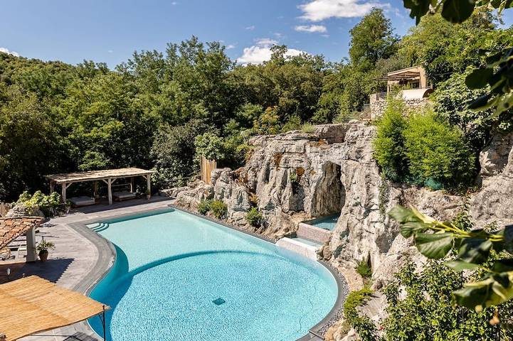 Gîte pour 4 personnes, avec terrasse et piscine