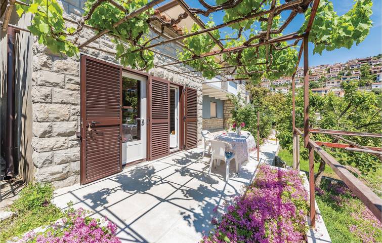 Ganze Ferienwohnung, Wohnung im Erdgeschoss mit Meerblick, Terrasse und 100 m zum Strand in Rabac, Labin-Rabac