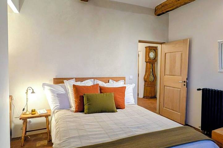 Beautiful 5-bedroom house with stunning views, perfect for exploring The Luberon in Saint-Saturnin-lès-Apt, Regionaler Naturpark Luberon