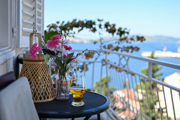 Ferienwohnung für 6 Personen, mit Terrasse und Garten sowie Ausblick in Trogir - 4