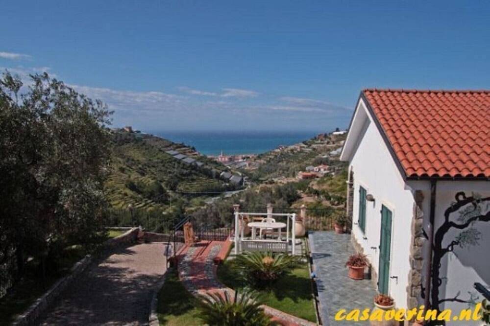 Ganze Wohnung, Holiday home with 3 apartments with private garden with sea view and pool. in Pompeiana, Riviera di Ponente