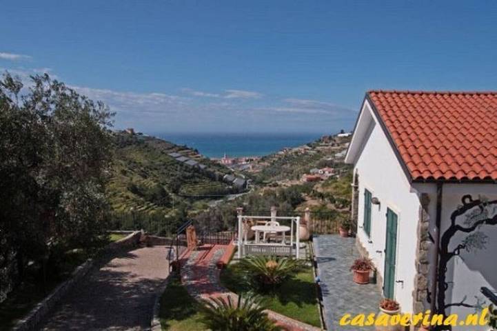 Gîte pour 5 personnes, avec piscine ainsi que jacuzzi et jardin à Pompeiana