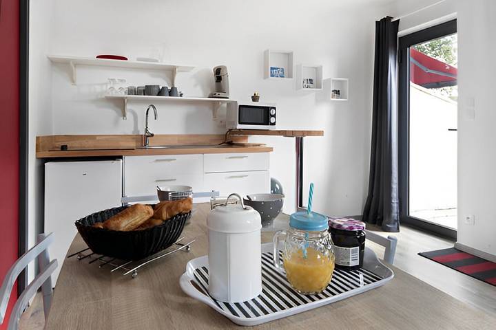 Gîte pour 3 personnes, avec jardin ainsi que terrasse et piscine à La Flotte - 4