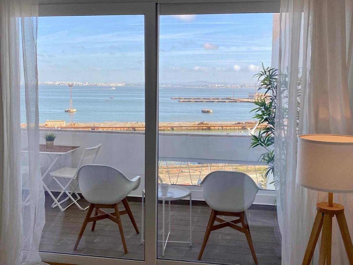 Apartamento inteiro, Three-Bedroom Apartment in Cacilhas, Almada