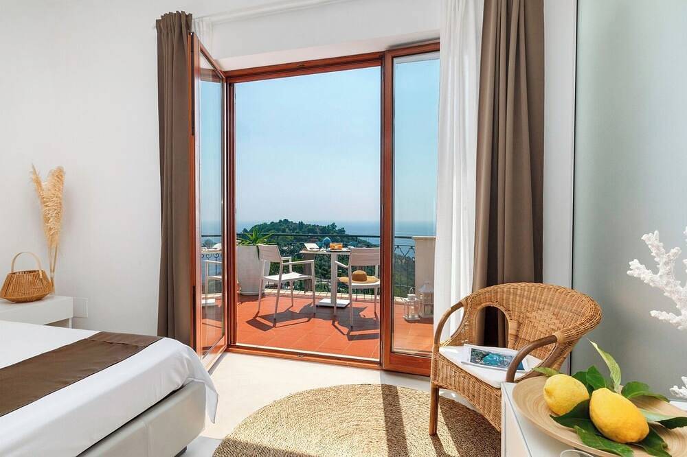 Villa Carmela, with private pool and tennis court in Nerano, Provinsen Napoli