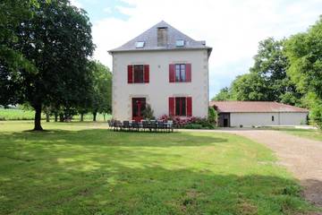 Gîte pour 15 personnes, avec piscine et jardin dans Beynac
