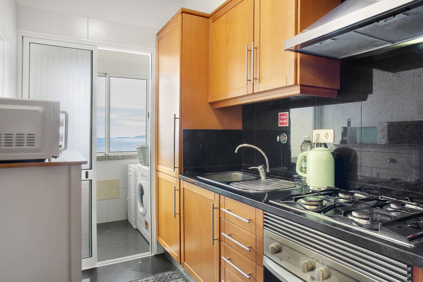 Ganze Wohnung, Apartment 'Ti Clara View' mit Meerblick, Balkon und Wlan in Caniço de Baixo, Caniço