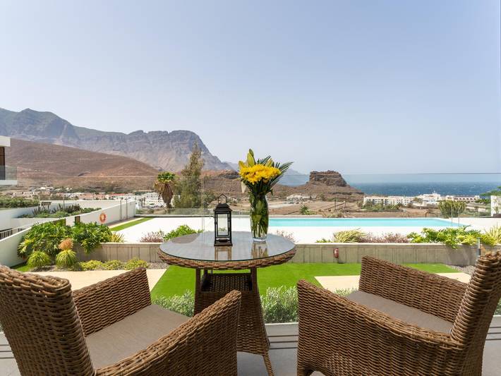 Ferienwohnung für 4 Personen, mit Pool und Terrasse sowie Garten und Meerblick