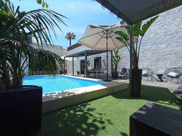 Villa voor 15 personen, with Balkon and Terras as well as Tuin and Zwembad in Castelldefels